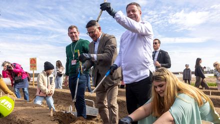 Ministerpräsident Boris Rhein, Spargelkönigin Elena I. und Spitzenkoch Stefan Pappert
