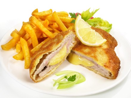 Cordon Bleu mit Pommes und Zitrone