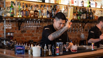 Bartender bereitet Cocktail beim Pop-up-Event der Barback Boys im Paul & George in Stuttgart zu