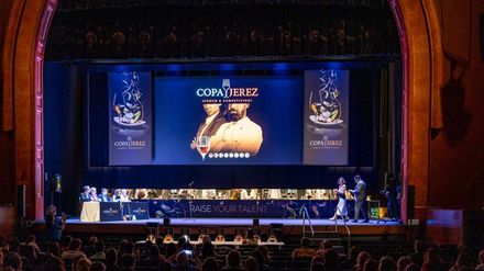 Bühne der Copa Jerez 2025 mit Wettbewerbssituation und Präsentation von Speisen und Sherry-Pairings