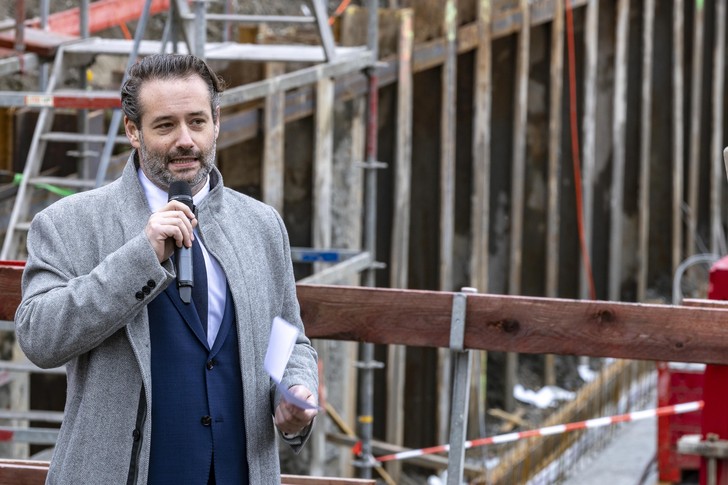 Sven J. Köllmann eröffnet die Grundsteinlegung.