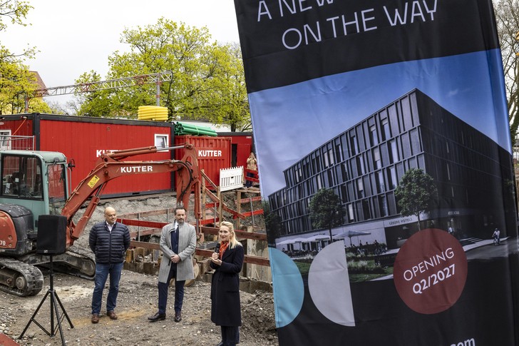 Fibona bei der Grundsteinlegung