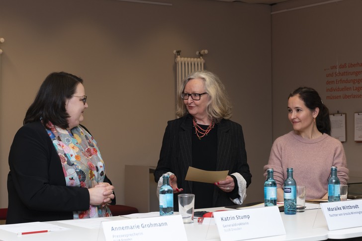 Katrin Stump (links, Generaldirektorin der SLUB), Maraike Wittbrodt und Lilly Böhm (Mitte und rechts, Tochter und Enkelin von Ursula Winnington) beim Pressetermin im FoodStudio der SLUB