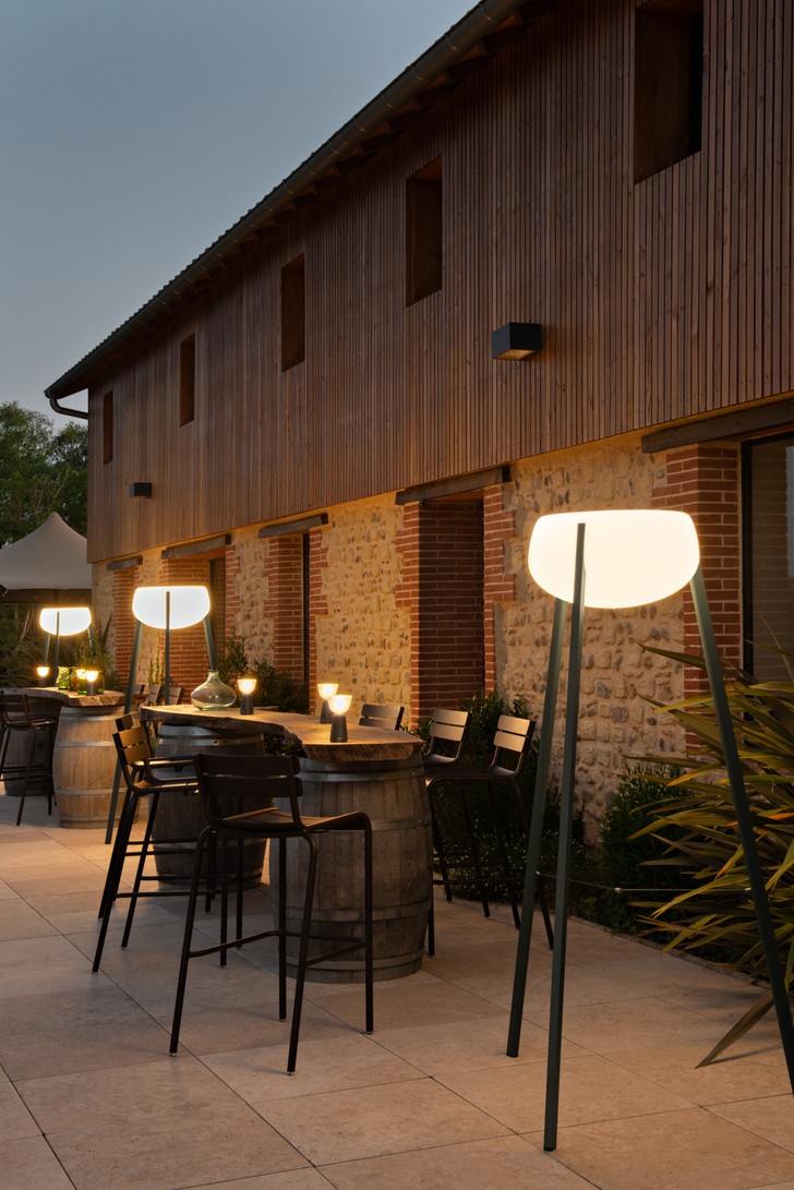 Atmosphärisch beleuchteter Außenbereich