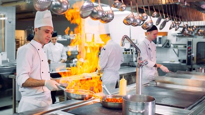 Flamme beim Kochen in einer Restaurantküche