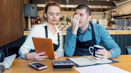Eine Blitzumfrage des Leaders Club zeigt, dass bei vielen Gastronomen die Reserven aufgebraucht sind. (Foto: © dpVUE.images – stock.adobe.com)
Gastronom verzweifelt über den Betriebszahlen