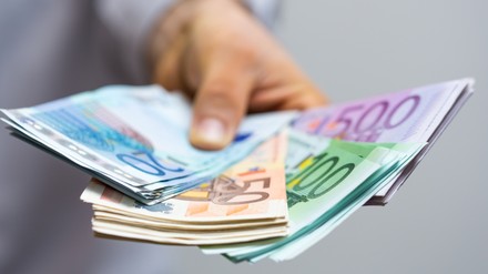 Auch Auszubildende können mit einer Extra-Zahlung vom neuen Bonus-Programm profitieren. (Foto: © Vegefox.com/stock.adobe.com)