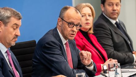 Bundeskanzler Friedrich Merz (CDU), Markus Söder (CSU), Ministerpräsident von Bayern und CSU-Vorsitzender, Bärbel Bas (SPD), Bundesarbeitsministerin und Co-Bundesvorsitzende der SPD, sowie Lars Klingbeil (SPD), Bundesfinanzminister und Co-Bundesvorsitzender der SPD