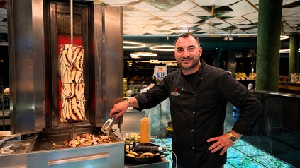 Paul Nicolau vor einem Oktopus-Spieß in der Wiener Pescobar