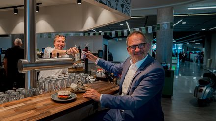 Jörn Niewiadomsky, CEO Casualfood (links), und Carsten Poralla, Geschäftsführer der Flughafen Stuttgart GmbH (rechts) stoßen auf die vier neuen Outlets am Flughafen Stuttgart an.