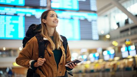 Reisende am Flughafen