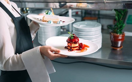 Eine Kellnerin mit Tablett in einem Restaurant