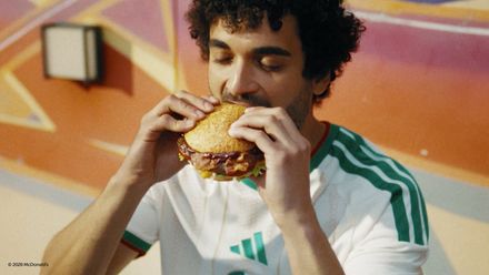 Mann beißt in McDonald'-Burger