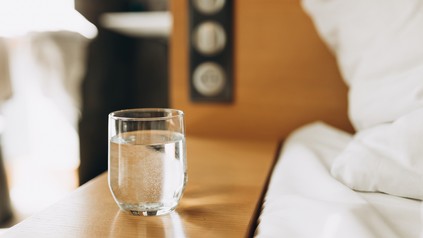 Ein Glas Wasser im Hotelzimmer