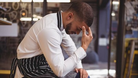 Ein betrübter Koch in einer Küche