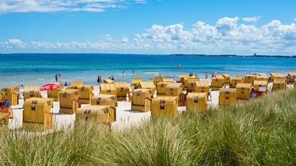Blick von der Dünenmeile in Scharbeutz auf den Ostseestrand an der Lübecker Bucht