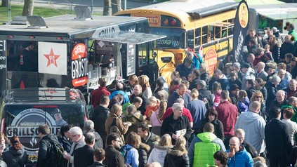 Menschenmenge vor Imbissbude