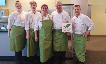 Das Team von Wisag Catering präsentiert die GreenSign-Gastro-Zertifizierung.
