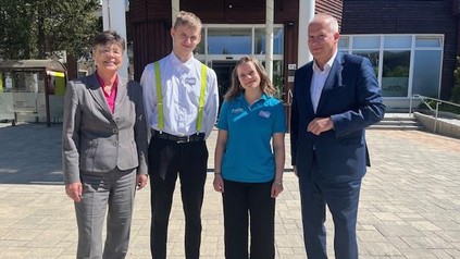 Generaldirektorin Judith Gellrich, zwei Auszubildende und Hoteldirektor Antoni Knobloch