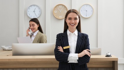 Mitarbeiterin in einem Hotel