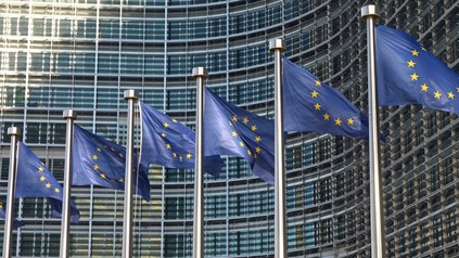 Europafahnen vor der EU-Kommission Brüssel