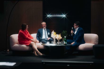 Cyrus Heydarian und Marc Ciunis sprechen beim Fair Job Hotels Partnertreffen 2026 mit Katharina Darisse auf der Bühne über die Entwicklung der Initiative.