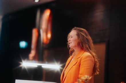 Nina Strassner spricht beim Fair Job Hotels Partnertreffen 2026 auf der Bühne über Unternehmenskultur, Werte und starke Teams.