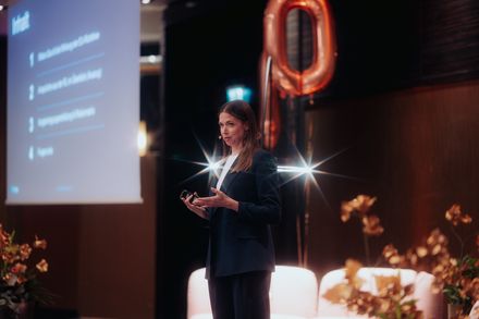 Livia Merla spricht beim Fair Job Hotels Partnertreffen 2026 auf der Bühne über die neue Entgelttransparenzrichtlinie.