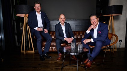 Marcus Smola (Vorstandsvorsitzender der DEHAG Hospitality Group und CEO BWH Hotels Central Europe), Alexander Kühnlein (Chief Financial Officer der DEHAG Hospitality Group) und Jochen Oehler (CMO der DEHAG Hospitality Group und CEO progros)