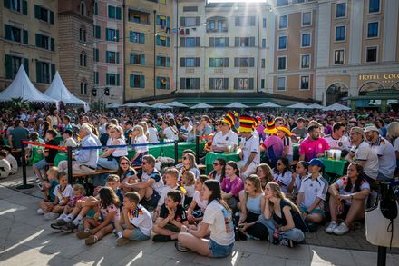Gäste beim Public Viewing auf der Piazza des Hotels "Colosseo"