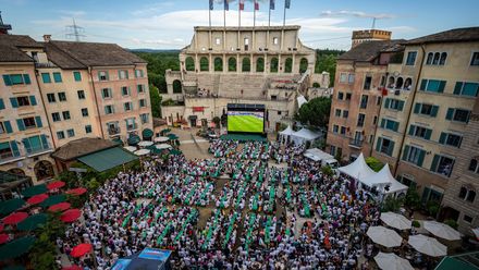 Public Viewing auf der Piazza des Hotels „Colosseo“