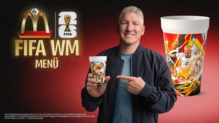Bastian Schweinsteiger mit seinem Sammelbecher