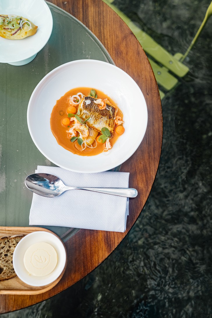 Bodensee Bouillabaisse mit Felchen und Egli auf einem Teller