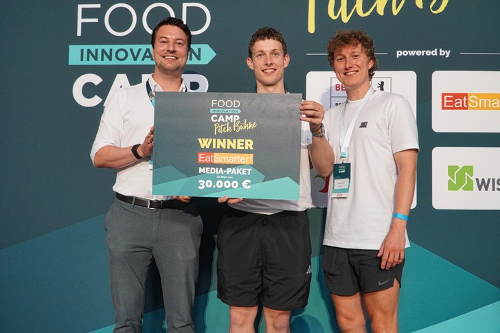 Niklas Reinhardt mit den Gewinnern der Pitch Bühne