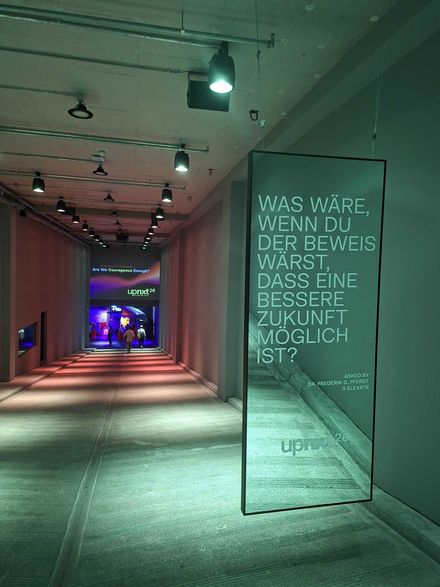 Spiegel mit einer „Was wäre wenn“-Frage von Dr. Frederik G. Pferdt auf dem Weg in die Betonhalle des UPNXT Hospitality Festivals 2026.