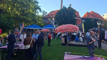 Teilnehmer des UPNXT Hospitality Festivals 2026 stehen beim Networking-Abend auf der Außenfläche der Veranstaltungslocation in lockerer Atmosphäre zusammen.