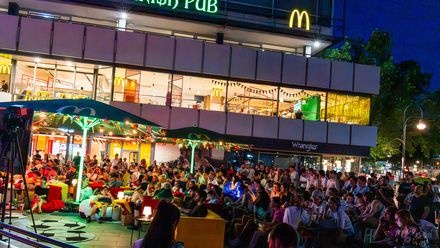 300 Fans bei der Pyjama Watch Party zur Fußball-WM 2026 von McDonald’s