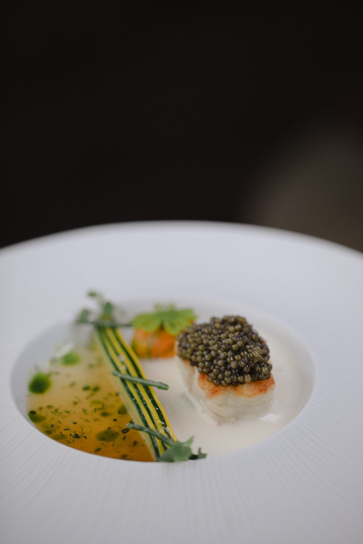 Zackenbarsch von Honest Catch, N25 Kaluga Kaviar, Zucchini und Cape Malay Curry