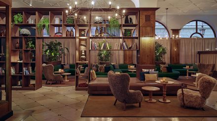 Modern gestaltete Lobby des Platzl Hotels in München mit Sitzgelegenheiten und stilvoller Inneneinrichtung.