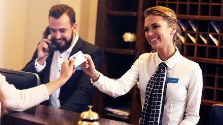 Sowohl Ketten als auch unabhängige Beherbergungsbetriebe haben sich in den letzten sechs Monaten insgesamt recht gut entwickelt, wie der European Accomodation Barometer 2022 zeigt. (Foto: © Kalim/stock.adobe.com)
Dame an der Rezeption übergibt dem Gast die Schlüsselkarte für ein Zimmer