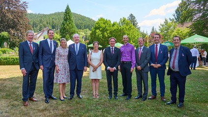Gruppenbild der Gastgeber und Ehrengäste beim französischen Nationalfeiertag und 75. Hoteljubiläum im Bareiss in Baiersbronn.