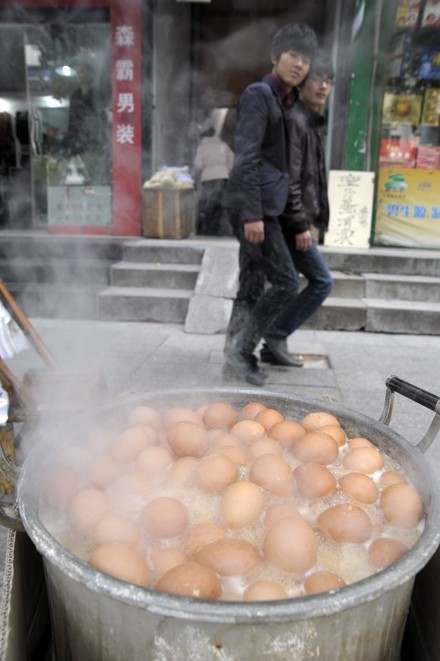 Kochende Urin Eier auf einem Straßenstand