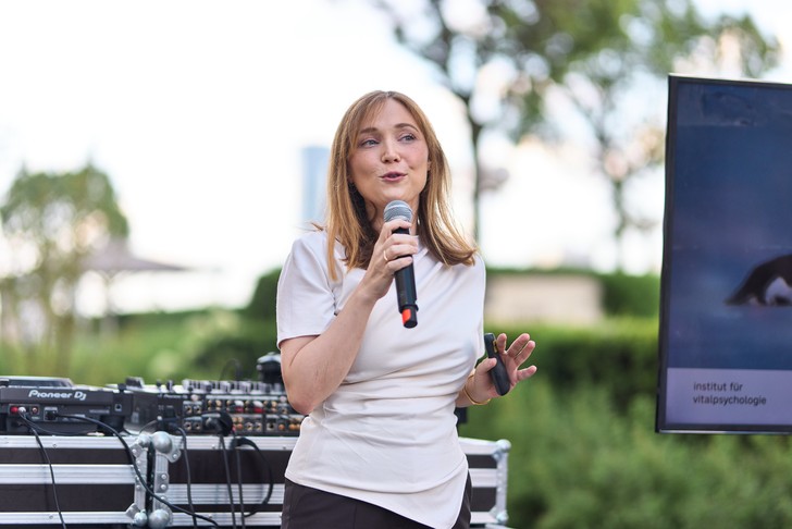 Mag. Viktoria Lanthier, Partnerin des Instituts für Vitalpsychologie (ivip) bei ihrer Keynote