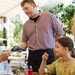 Gastronom beim Abkassieren