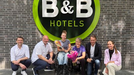 Richard Seusing (Chief Financial Officer B&B Hotels CNE), Stefan Fischer (Hotelier u. a. B&B Hotel Frankfurt City-Ost), Lilly, Dr. Natalie Schwägerl, Robert Michels (Botschafter MainLichtblick e.V.), Clara Tross (Brand & Marketing Manager B&B Hotels CNE)