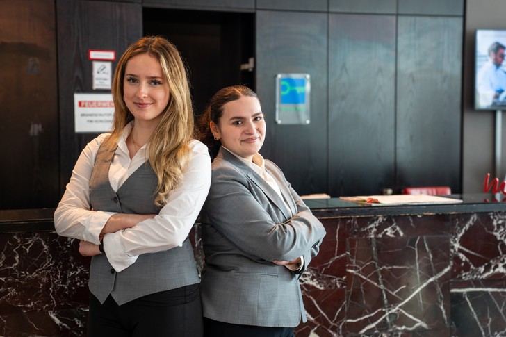 Zwei Auszubildende der Arcotel Hotels