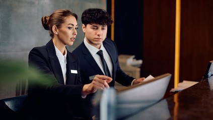 An der Hotelrezeption