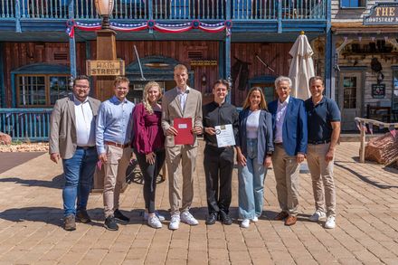 Noah Unger und Colin Drews mit Vertretern des Europa-Parks