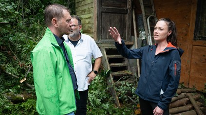 Verena Leister spricht im Amselgrund mit Sachsens Ministerpräsident Michael Kretschmer