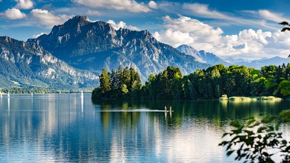Zwei Stand-up-Paddler auf dem Forggensee im Allgäu.